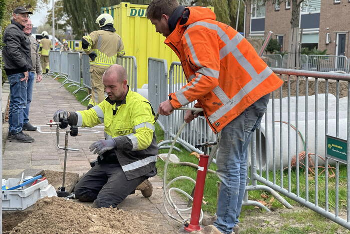 Graafmachines trekt gasleiding stuk