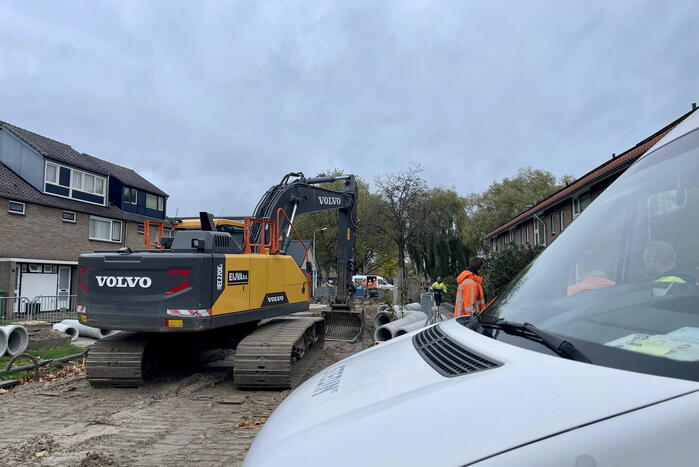 Graafmachines trekt gasleiding stuk