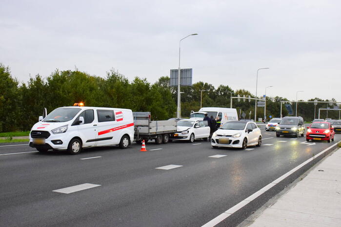 Twee bestelbussen en personenwagen betrokken bij kettingbotsing