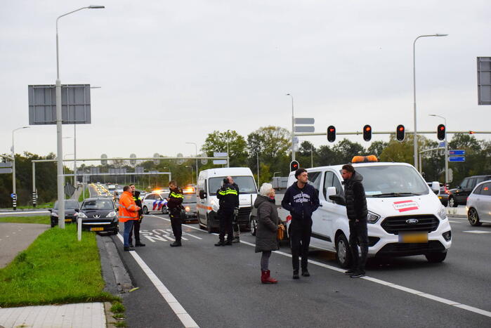 Twee bestelbussen en personenwagen betrokken bij kettingbotsing