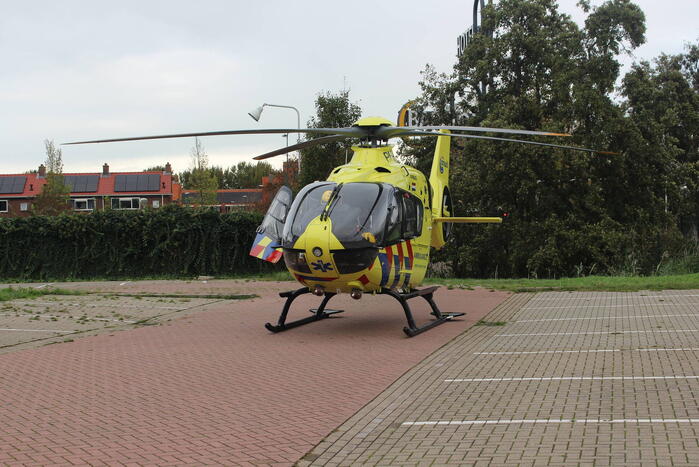 TRAUMAHELIKOPTER LANDT OP PARKEERPLAATS HOTEL