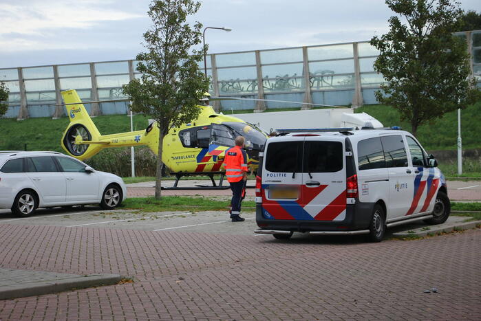 TRAUMAHELIKOPTER LANDT OP PARKEERPLAATS HOTEL