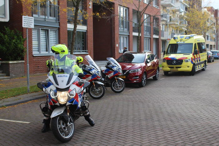 TRAUMAHELIKOPTER LANDT OP PARKEERPLAATS HOTEL