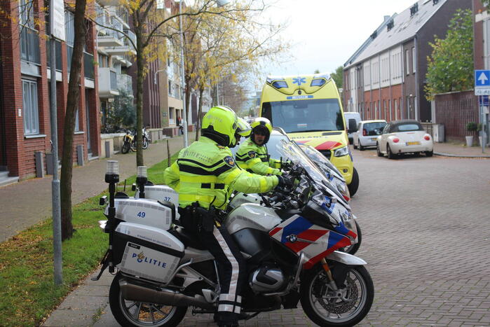TRAUMAHELIKOPTER LANDT OP PARKEERPLAATS HOTEL