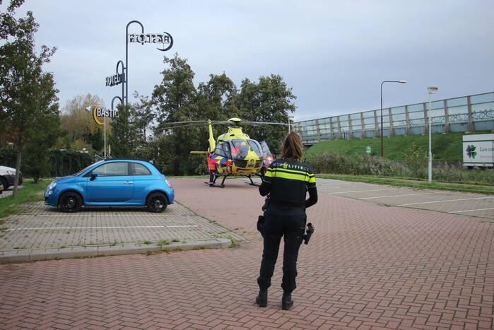 TRAUMAHELIKOPTER LANDT OP PARKEERPLAATS HOTEL