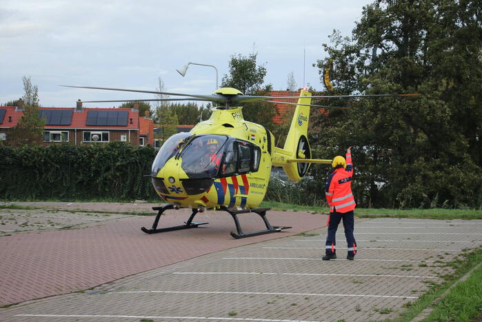 TRAUMAHELIKOPTER LANDT OP PARKEERPLAATS HOTEL