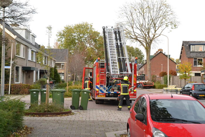 Gevaarlijk hangende tak verwijderd