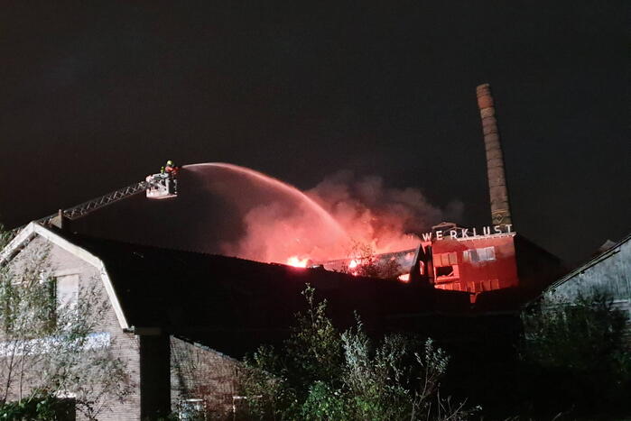 Grote brand in bedrijfspand
