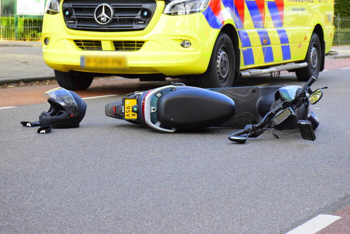 Brommerrijder en e-bike botsen op elkaar