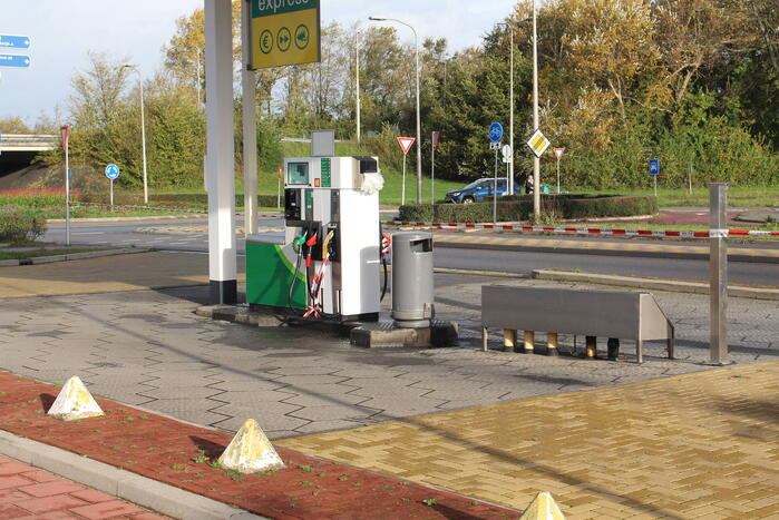 Politie sluit tankstation af vanwege lekkage