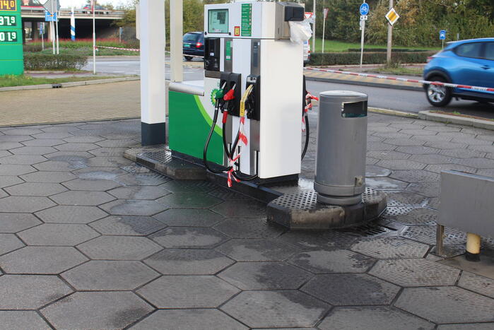 Politie sluit tankstation af vanwege lekkage