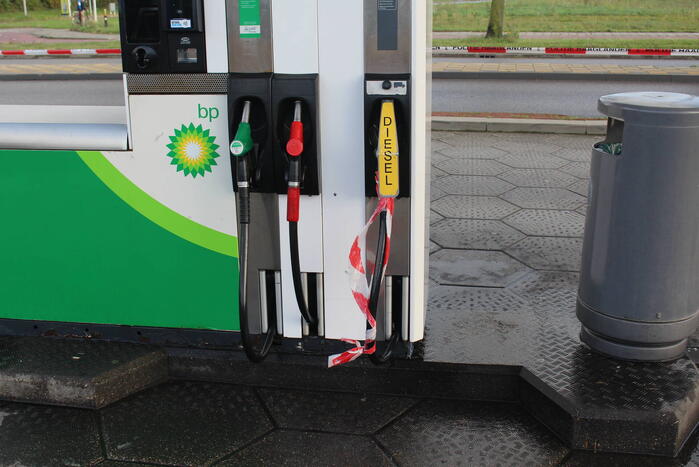 Politie sluit tankstation af vanwege lekkage