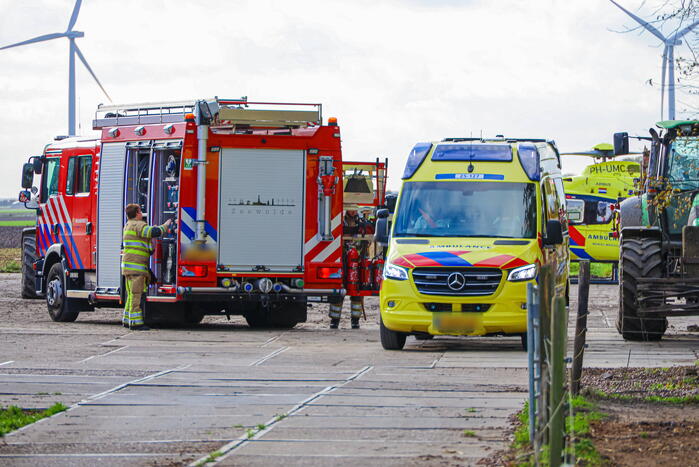 Man raakt op agrarisch bedrijf bekneld in een machine