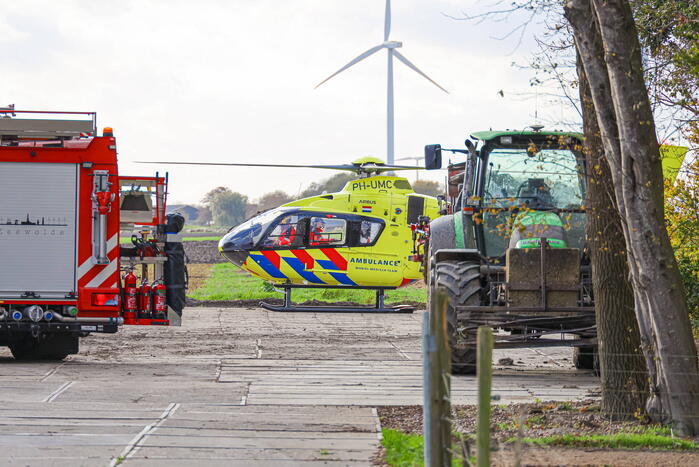 Man raakt op agrarisch bedrijf bekneld in een machine