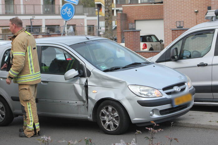 Flinke schade bij botsing tussen twee auto's