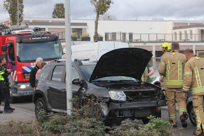 Flinke schade bij botsing tussen twee auto's
