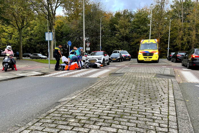 Overstekende scooterrijder botst op auto