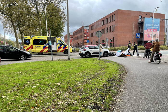 Overstekende scooterrijder botst op auto