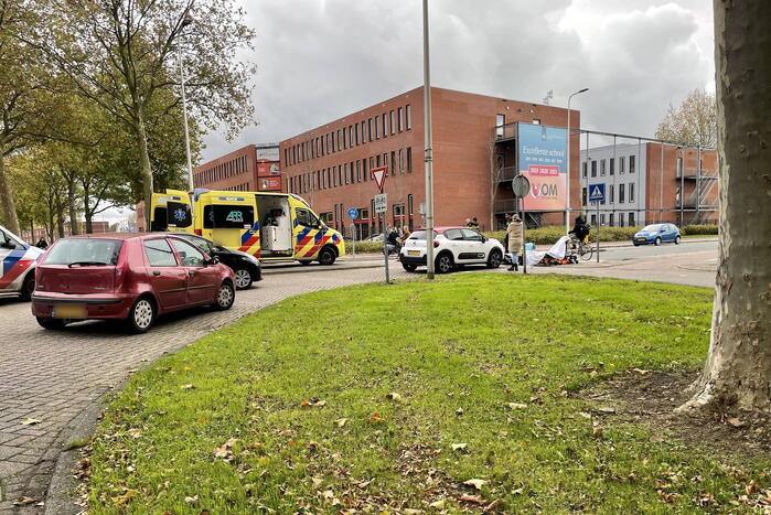 Overstekende scooterrijder botst op auto
