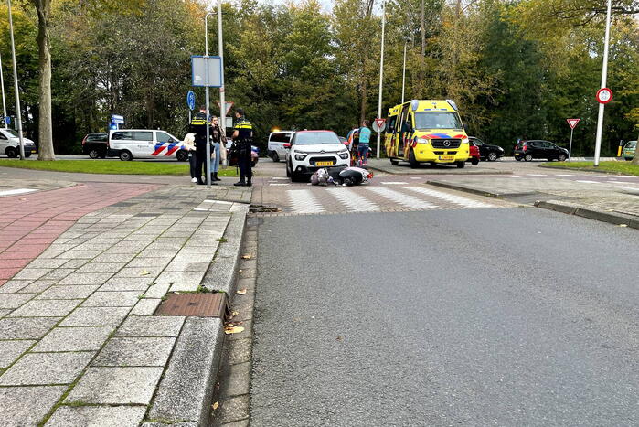 Overstekende scooterrijder botst op auto