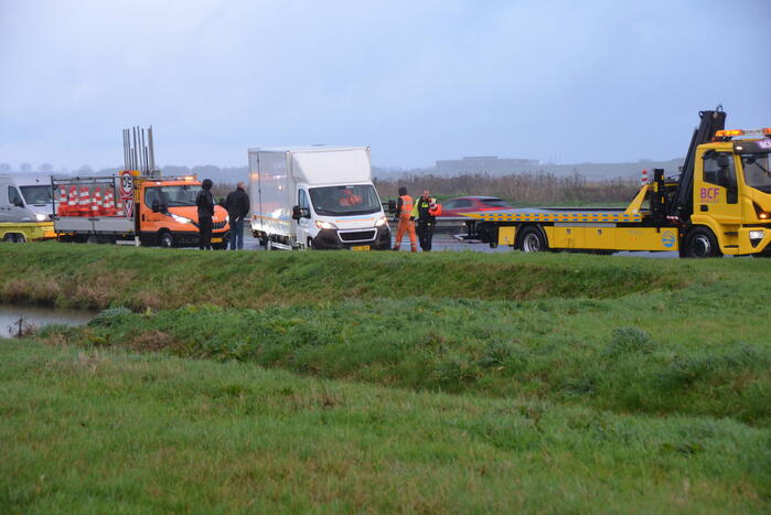 Bakwagen raakt van de weg