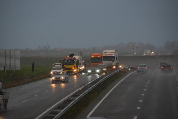 Bakwagen raakt van de weg