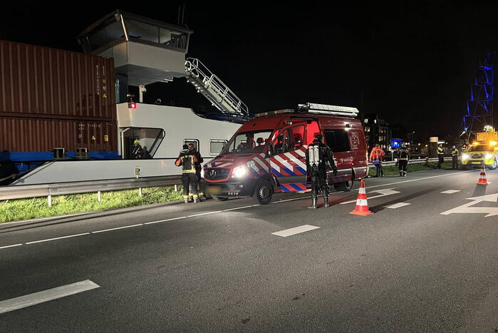 Brandweer groots ingezet voor zinkend containerschip