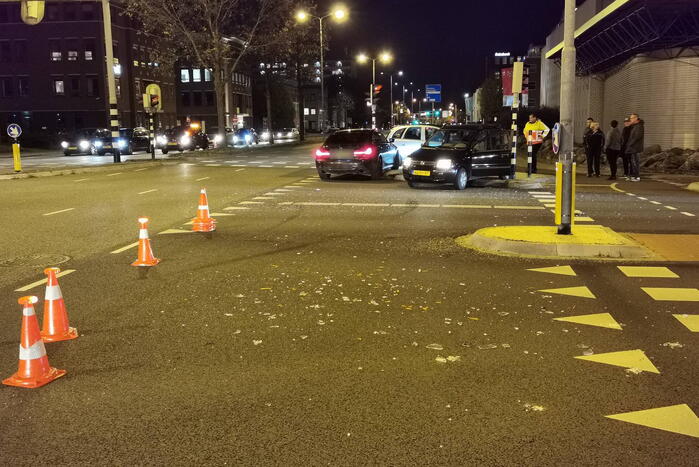 Lijnbus botst met personenauto