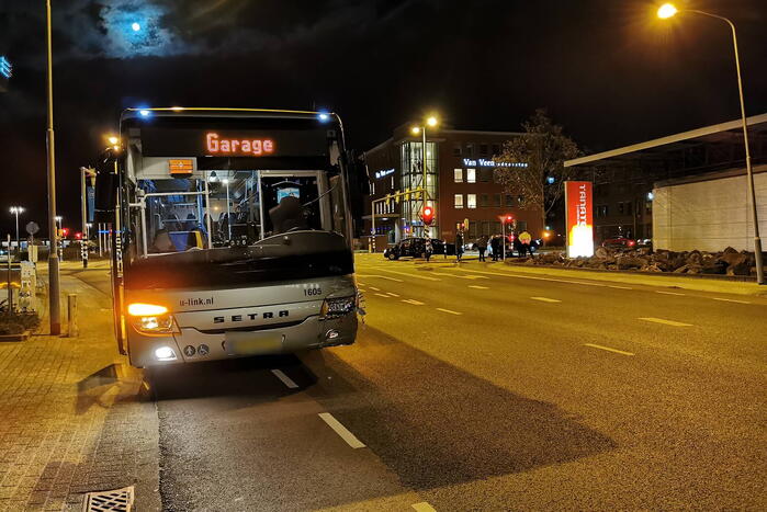 Lijnbus botst met personenauto