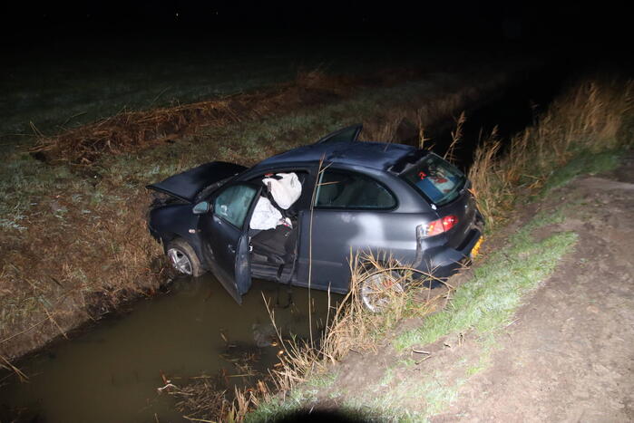 Auto belandt in sloot