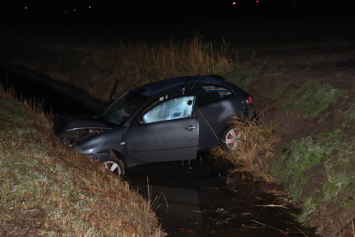 Auto belandt in sloot