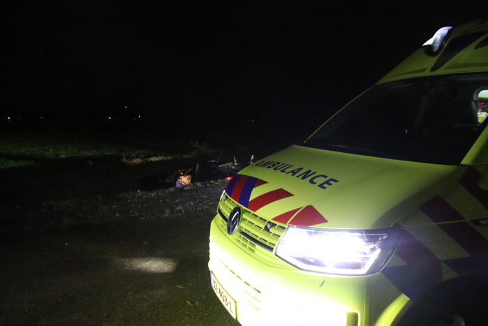 Auto belandt in sloot