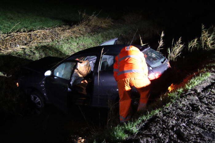 Auto belandt in sloot