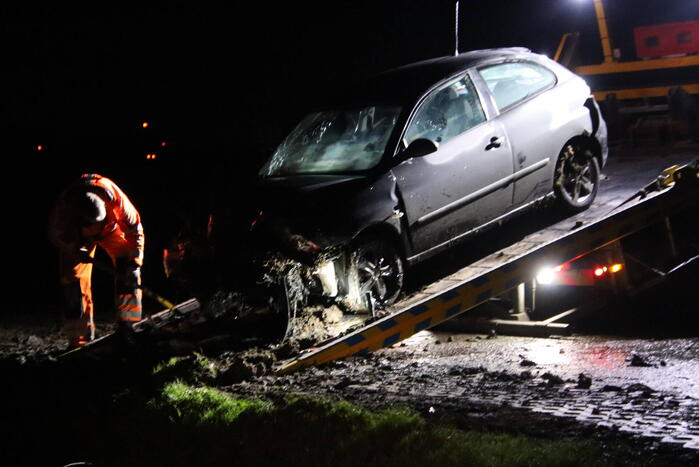 Auto belandt in sloot