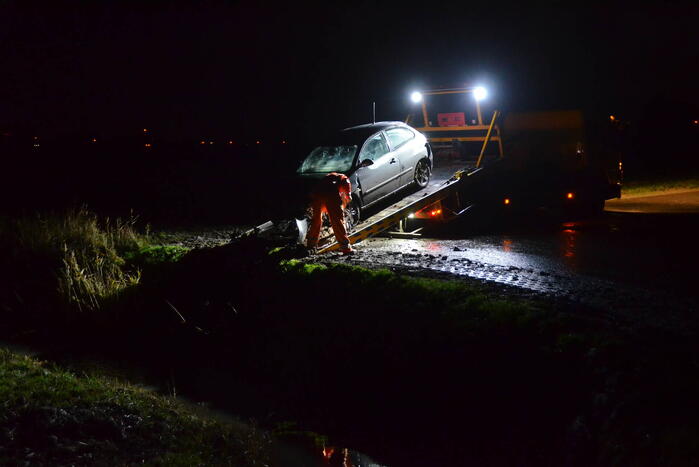 Auto belandt in sloot