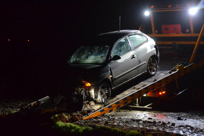 Auto belandt in sloot