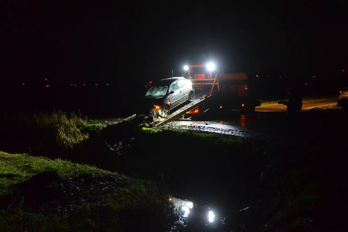 Auto belandt in sloot