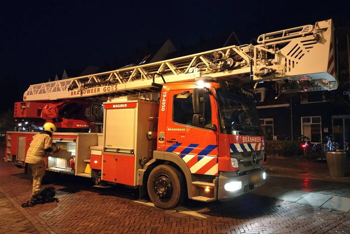 Brandweer controleert schoorsteen op mogelijke brand