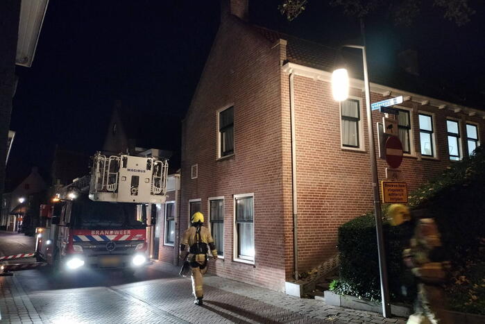 Brandweer controleert schoorsteen op mogelijke brand