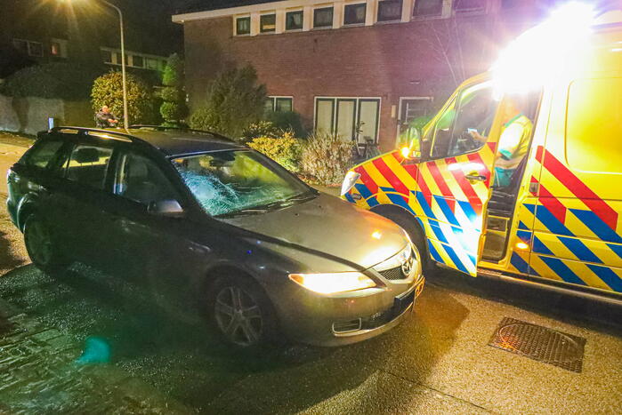 Twee personen gewond bij botsing met auto