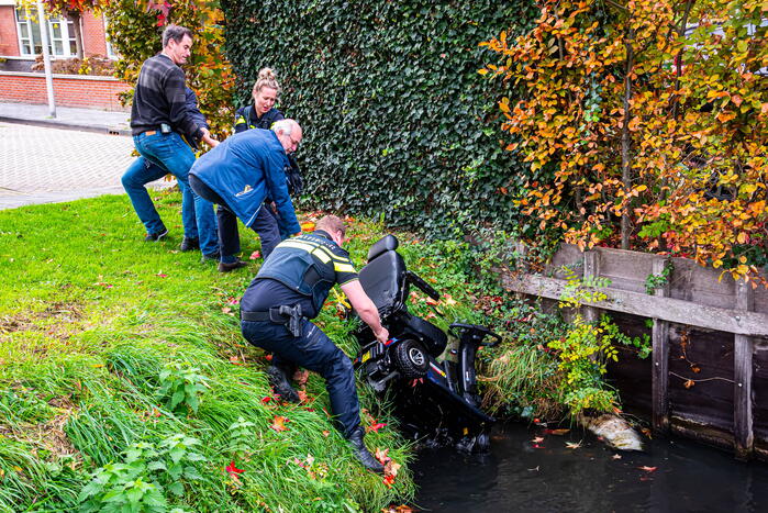 Vrouw met scootmobiel te water geraakt