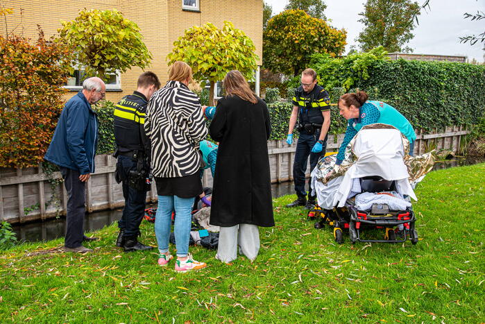 Vrouw met scootmobiel te water geraakt