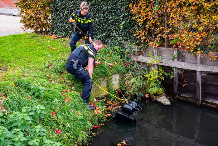 Vrouw met scootmobiel te water geraakt