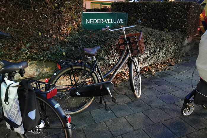 Fietser en automobilist in botsing op rotonde