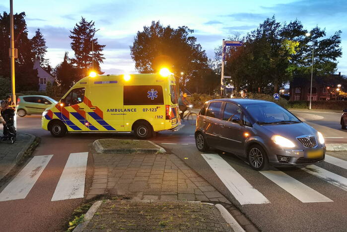 Fietser en automobilist in botsing op rotonde