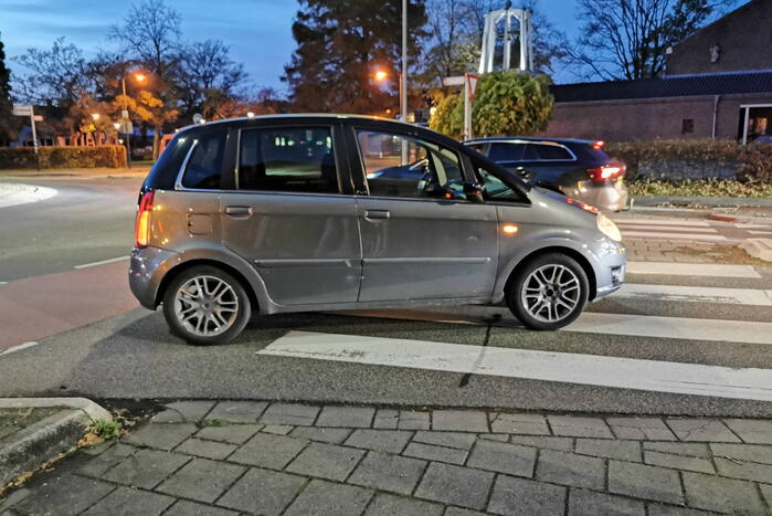 Fietser en automobilist in botsing op rotonde