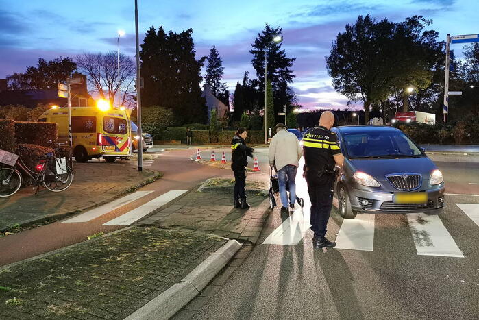 Fietser en automobilist in botsing op rotonde