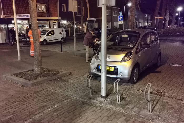 Automobilist veroorzaakt botsing bij inparkeren