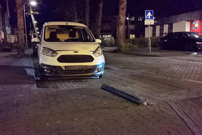 Automobilist veroorzaakt botsing bij inparkeren