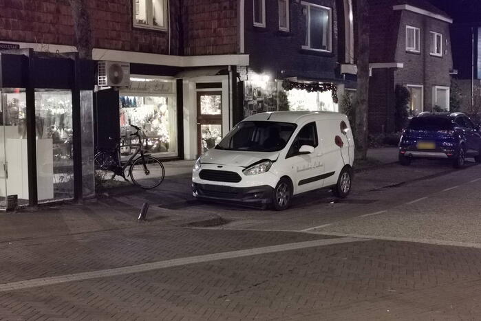 Automobilist veroorzaakt botsing bij inparkeren